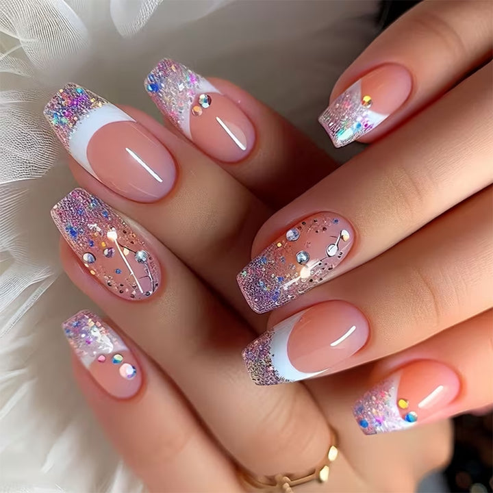 Glamouröse Kunstnägel mit Glitzer- und Strassverzierungen Karnz