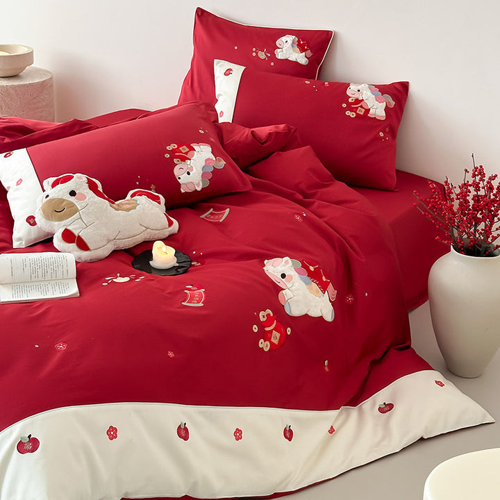 Festliches besticktes Baumwollsatin-Bettbezug-Set mit plüschigem Akzentkissen und kontrastierendem Rand
