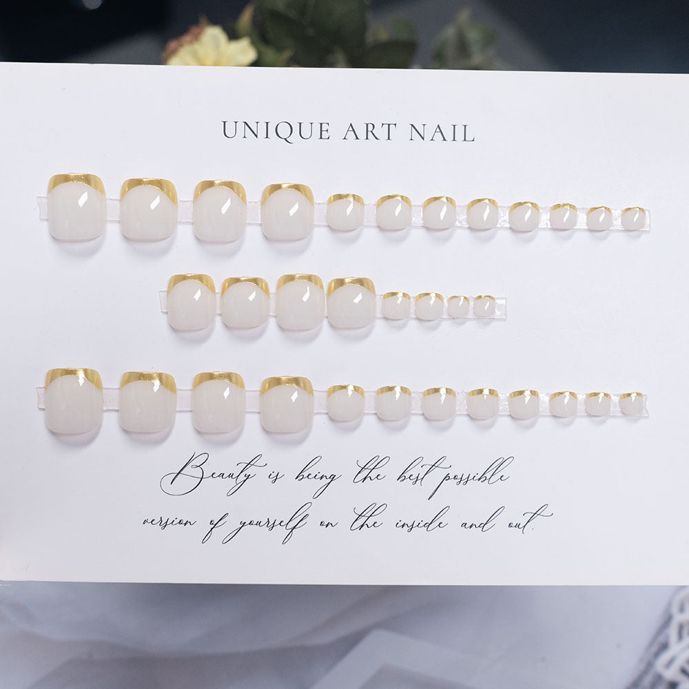 Press-On Nagelkunst mit eleganten goldenen Akzenten