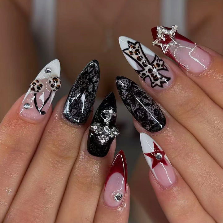 Kunstnagelset mit glamourösen Designs und hochwertigen Verzierungen Karnz
