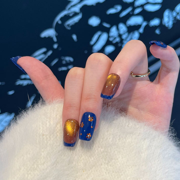 Dekoratives Press-On Nagelkunstset mit Glitzer und floralen Akzenten Karnz