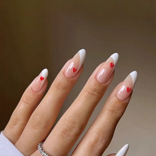 Elegante French Tip Press-On Nägel mit Herzakzenten Karnz