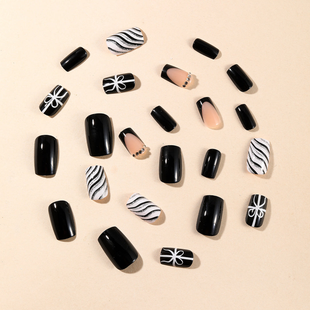 Elegante Schwarz-Weiß Künstliche Nagelverlängerungen Karnz
