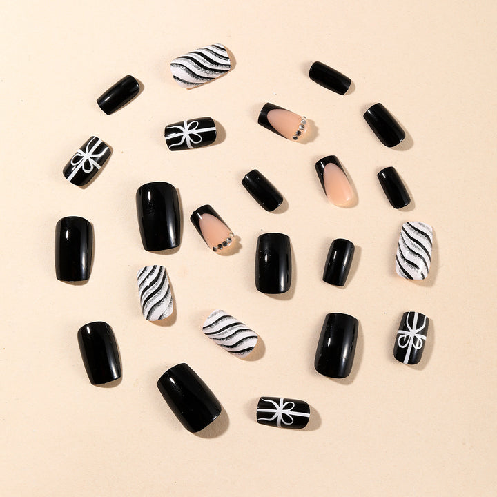 Elegante Schwarz-Weiß Künstliche Nagelverlängerungen Karnz