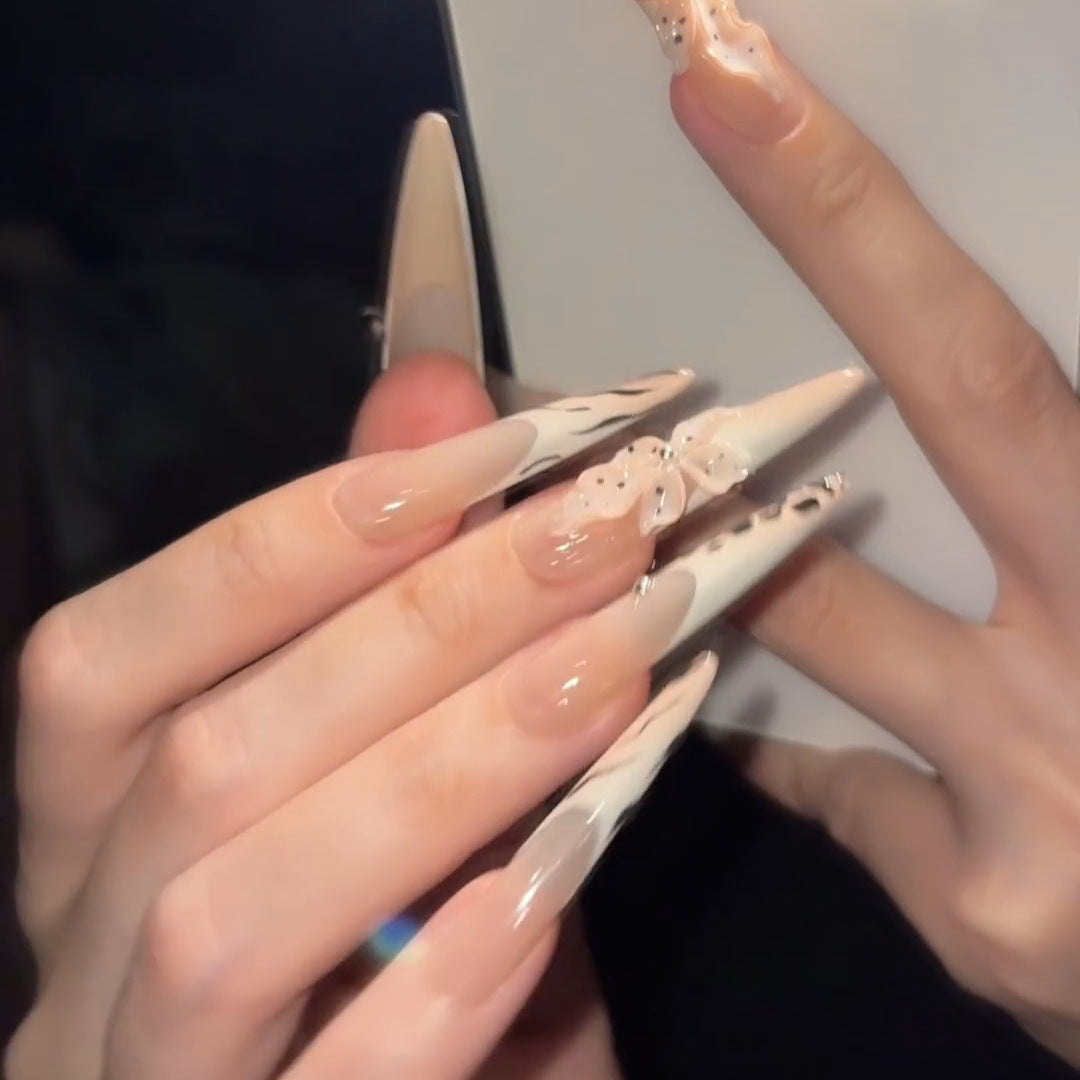 Elegante Kunstnägel mit Blumen- und Tierdesign Karnz