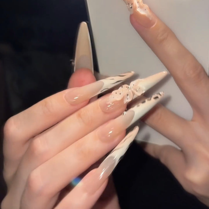 Elegante Kunstnägel mit Blumen- und Tierdesign Karnz