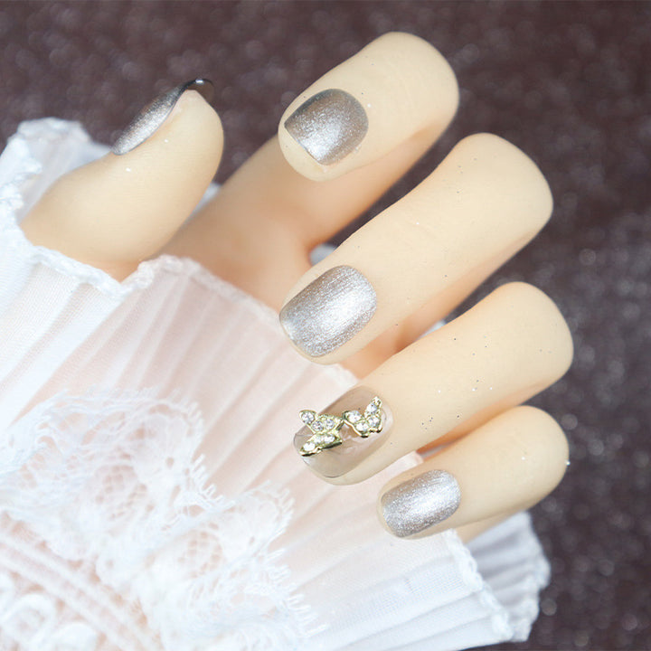 Glitzerndes Press-On-Nagelkunst-Set mit eleganten Schmetterlingsakzenten Karnz
