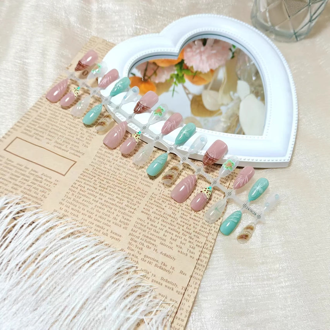 Kunstnagelset mit exquisiten floralen Designs und schimmernden Effekten Karnz