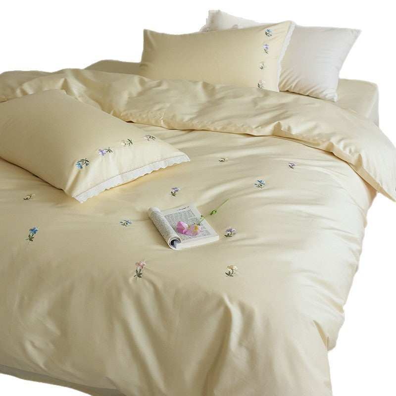 Luxuriöses Baumwollsatin-Bettwäsche-Set mit zarten Stickblumen und Spitzenkissenbezügen