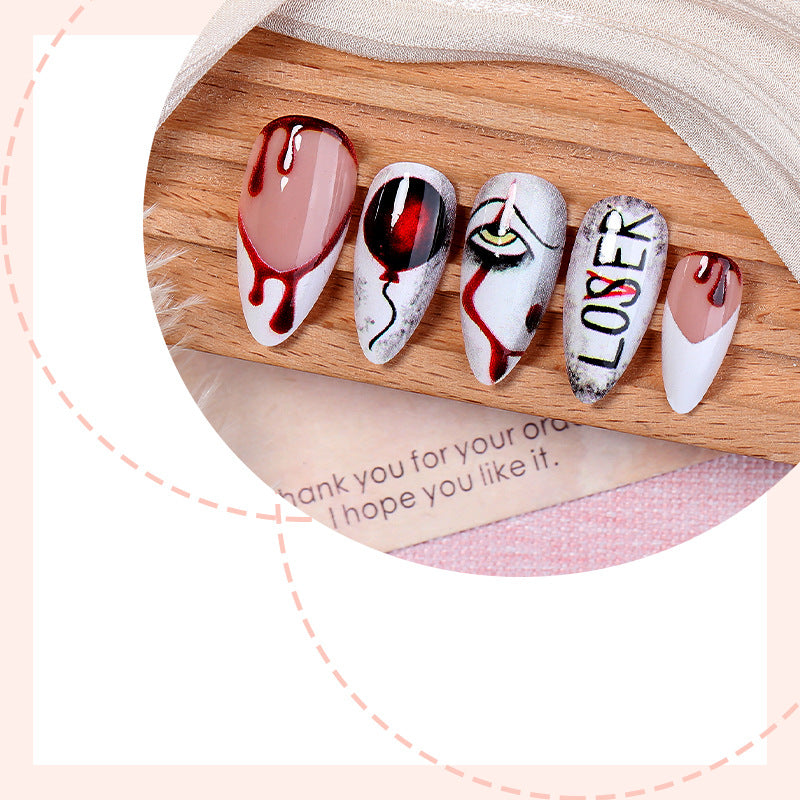 Kreatives Kunstnagelset mit blutigen und gruseligen Designs Karnz