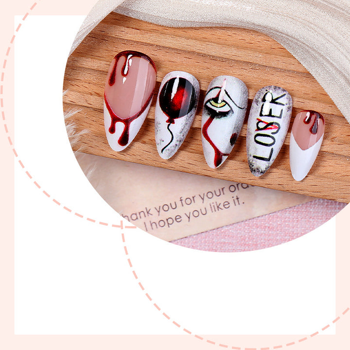 Kreatives Kunstnagelset mit blutigen und gruseligen Designs Karnz