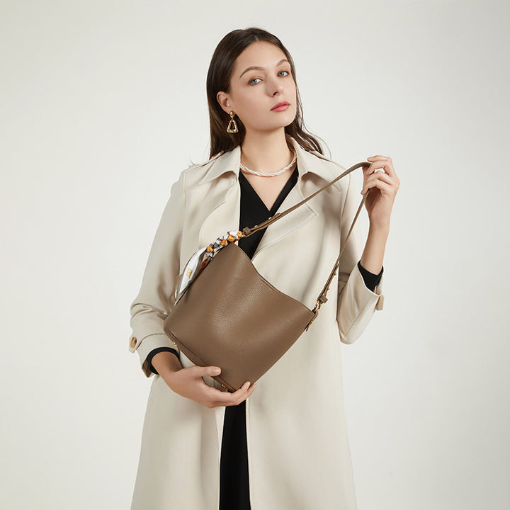 Texturierte Leder-Eimer-Tasche Karnz