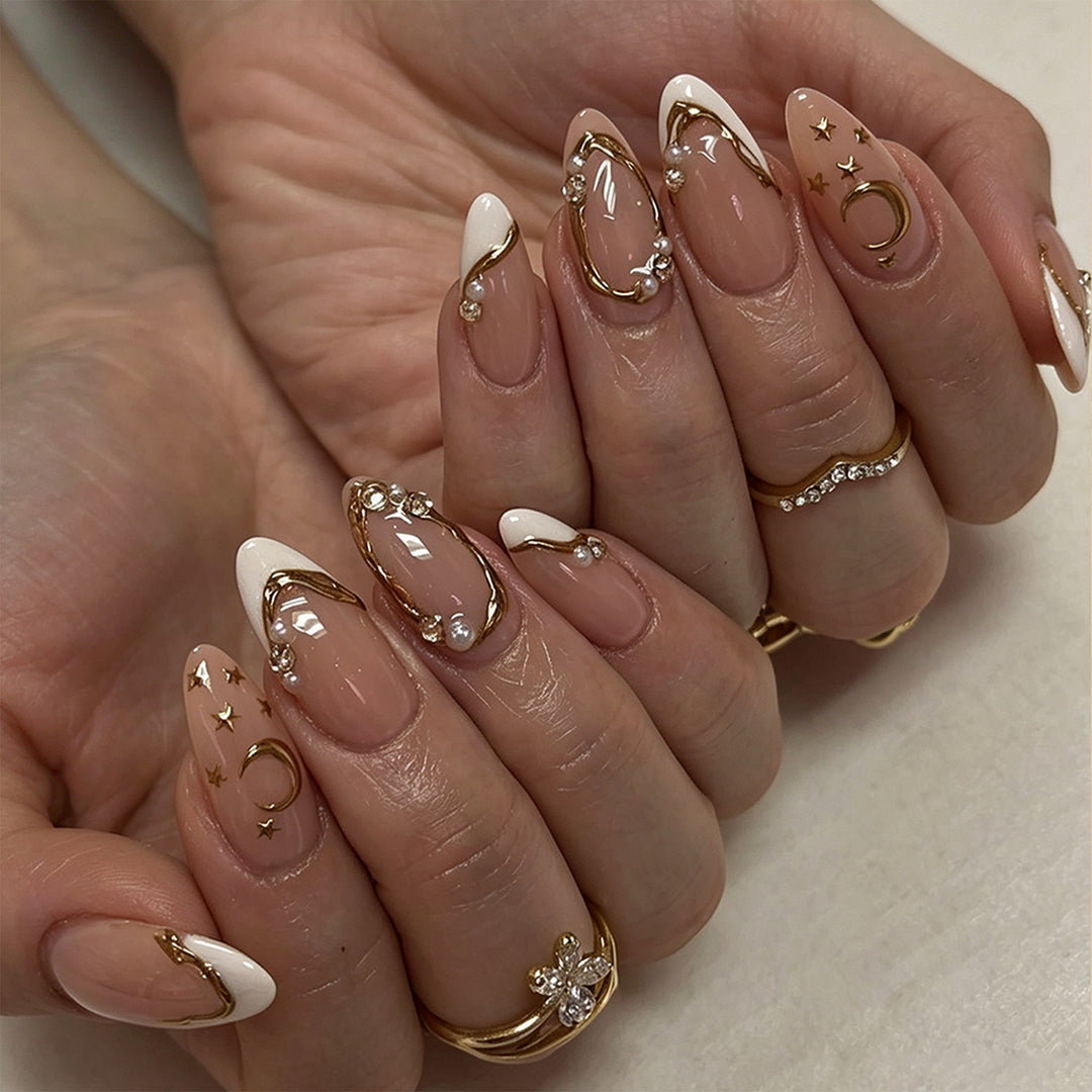 Elegante Nagelkunst mit Glitzer- und Mondmotiven Karnz