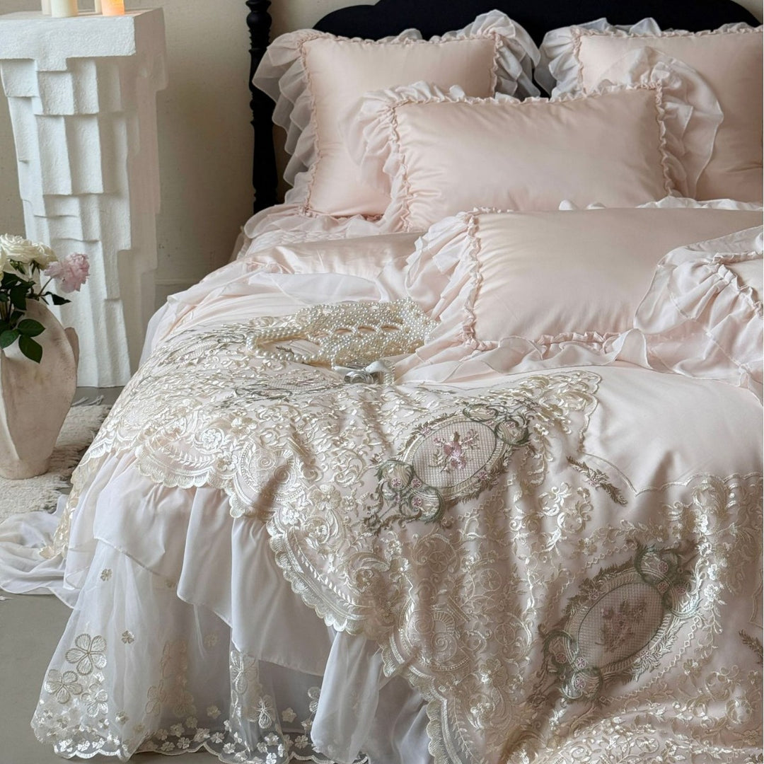 Luxuriöses Satin-Stickerei & durchsichtige Spitze Schichten Duvet Ensemble mit Rüscheneurobezügen