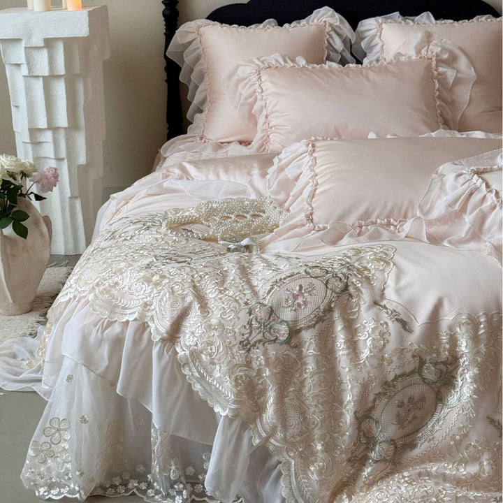 Luxuriöses Satin-Stickerei & durchsichtige Spitze Schichten Duvet Ensemble mit Rüscheneurobezügen