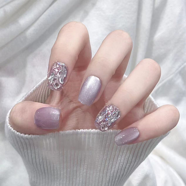 Kunstnagelset mit Glitzer- und Metallic-Effekten Karnz