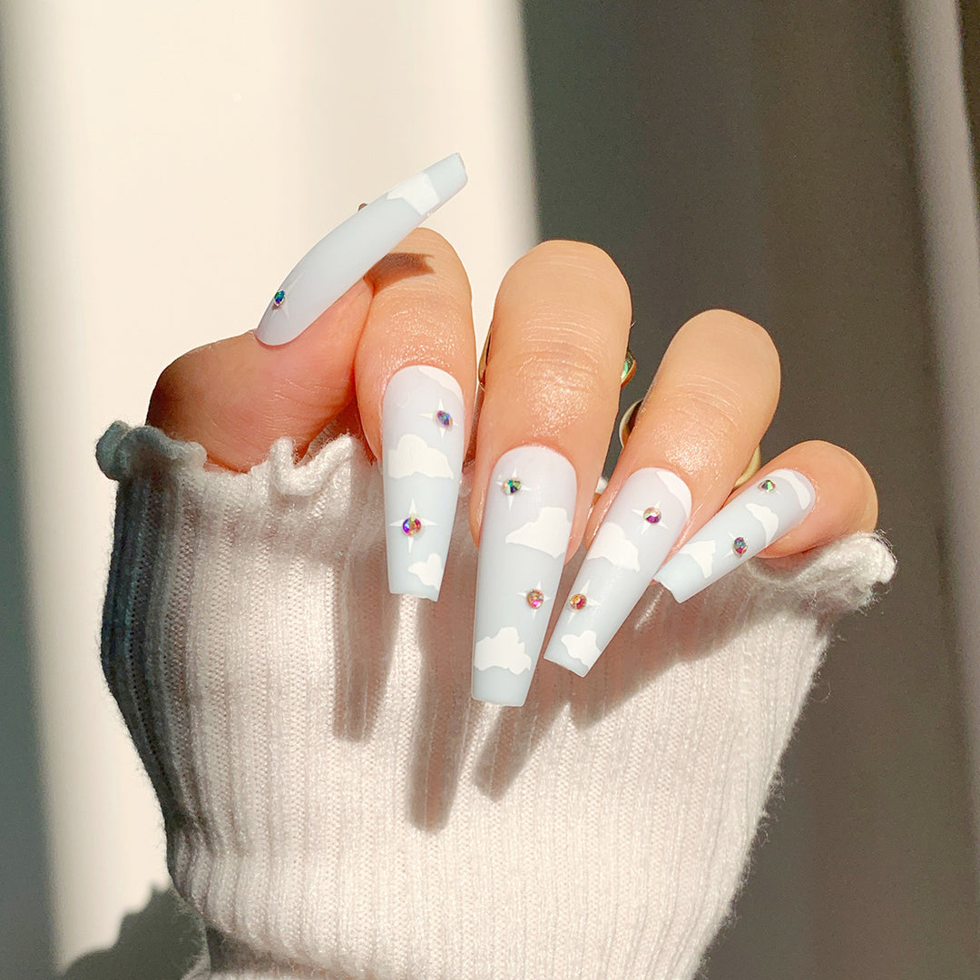 Kreative Nagelkunst im Wolken-Design mit Glitzerakzenten Karnz