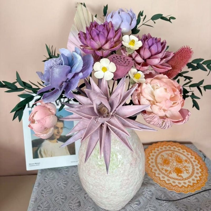 Dekorativer Kunstblumenstrauß