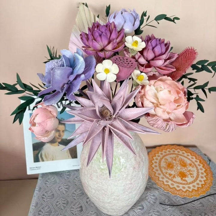 Dekorativer Kunstblumenstrauß