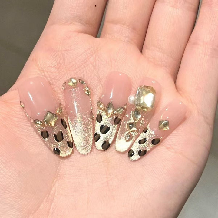 Glamouröse Kunstnägel mit Edlen Glitzerakzenten und Leopardendetails Karnz