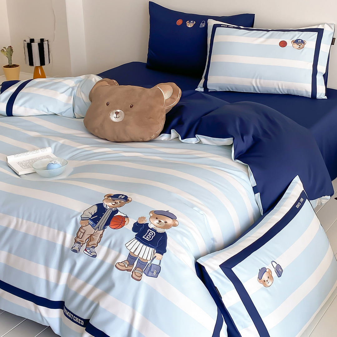 Gestreiftes Baumwollsatin-Bettbezugset mit besticktem Wappen und umkehrbarem Rand