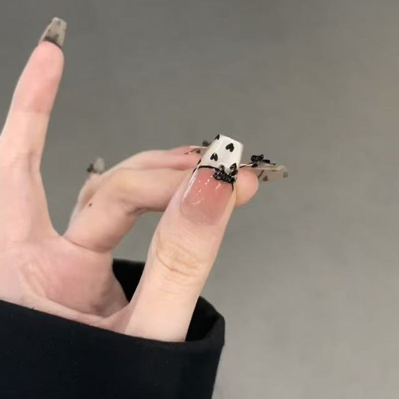 Künstlerische Press-On-Nagelspitzen mit Herzakzenten Karnz