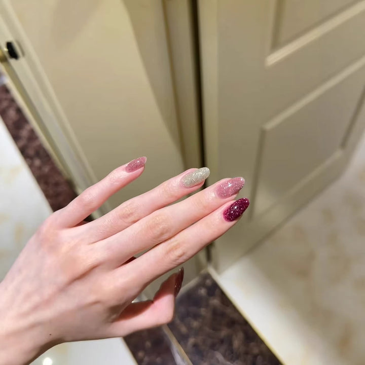 Glitzernde Stiletto-Nagelkunst-Erweiterungen