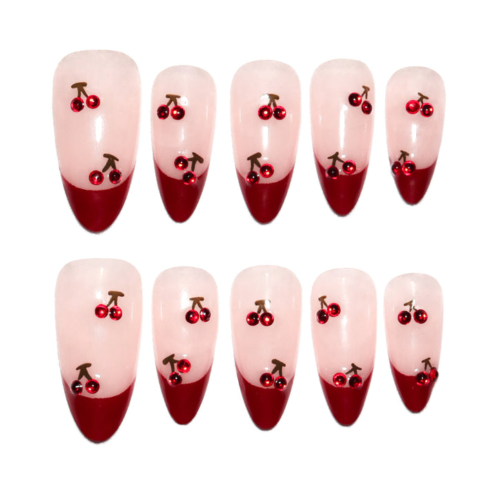 Kunstvolle Stiletto-Nägel mit Kirschmotiven und Glitzerakzenten Karnz