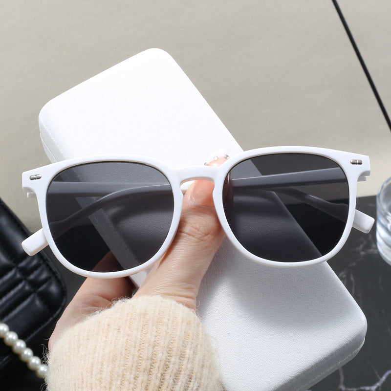 Damen modische Sonnenbrille mit transparentem Rahmen und elegantem Design Karnz