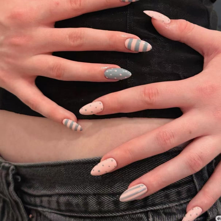 Dekorative Nagelkunst Karnz