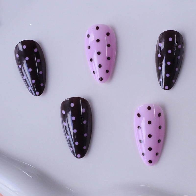 Künstlerische Polka Dot Nagelverzierungen Karnz
