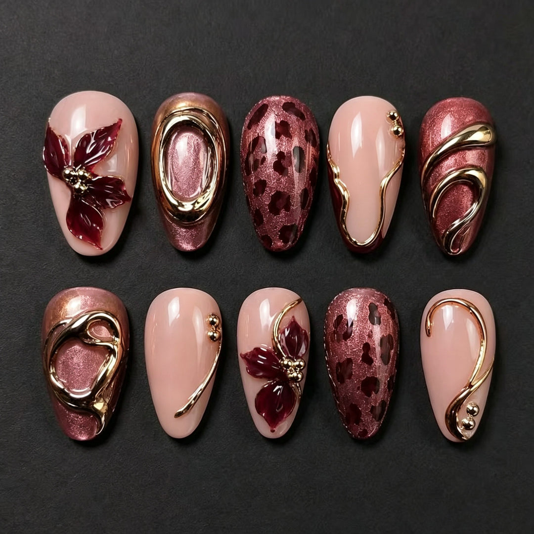Blumenverziertes Press-On Nail Art Set mit goldenen Akzenten Karnz