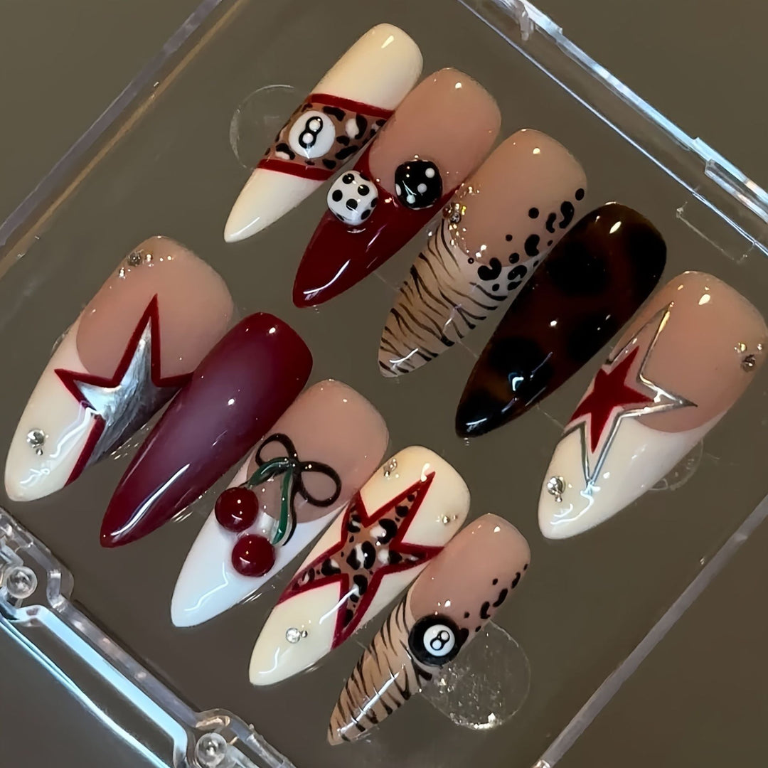 Künstlerisches Stiletto Press-On Nagelset mit einzigartigen Designs Karnz