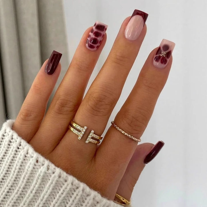 Kunstnagelset mit eleganten geometrischen Designs und akzentuierenden Strassdetails Karnz