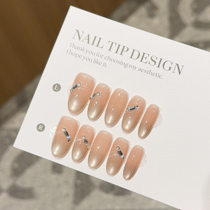 Kunstnagelspitzen mit Elegantem Farbverlauf und Strassakzenten Karnz