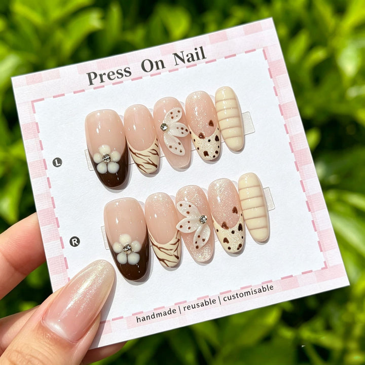 Künstlerisches Press-On Nagelset mit floralen und gemusterten Designs