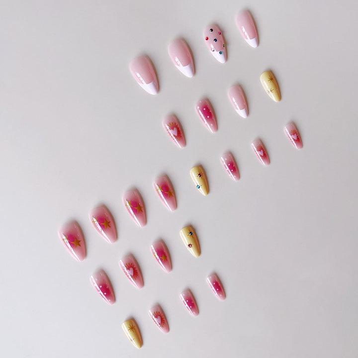 Kunstnagelset mit kreativen 3D-Motiven und Glitzerakzenten Karnz