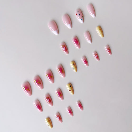 Kunstnagelset mit kreativen 3D-Motiven und Glitzerakzenten Karnz