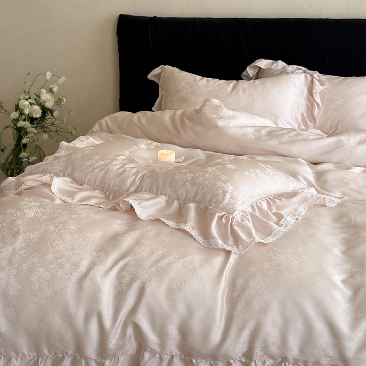 Luxuriöse Bettwäsche-Garnitur aus Mako‑Satin mit Rüschenbordüre und feinem Blumen‑Jacquard Karnz