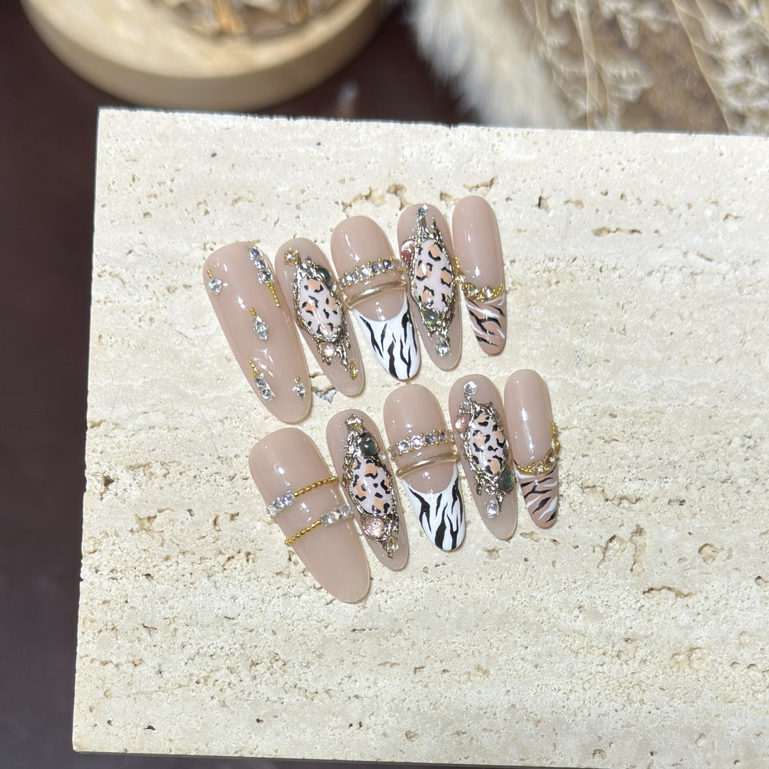 Stylische dekorative Press-On-Nagelkunst