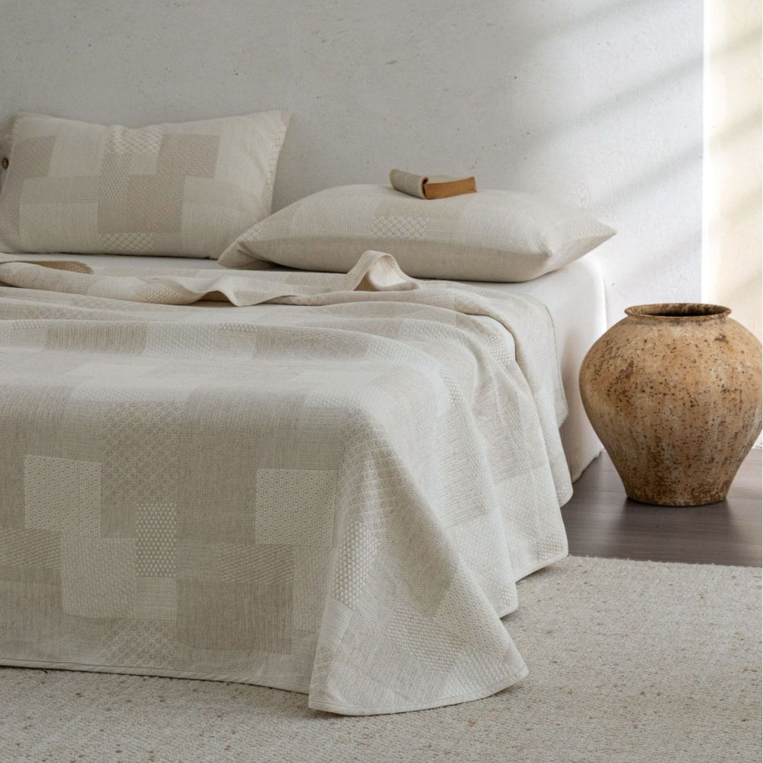 Jacquard-Tagesdecke mit Kissenbezug und Knopfverschluss