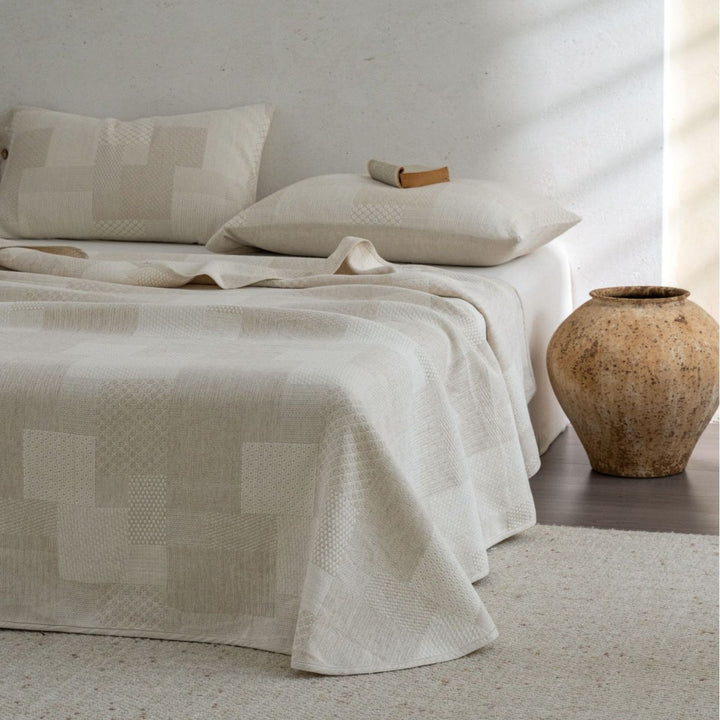 Jacquard-Tagesdecke mit Kissenbezug und Knopfverschluss