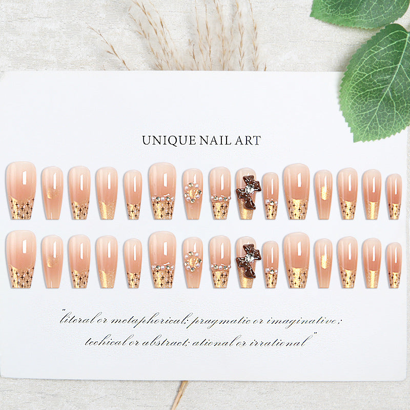 Kunstnagelset mit eleganten Applikationen Karnz