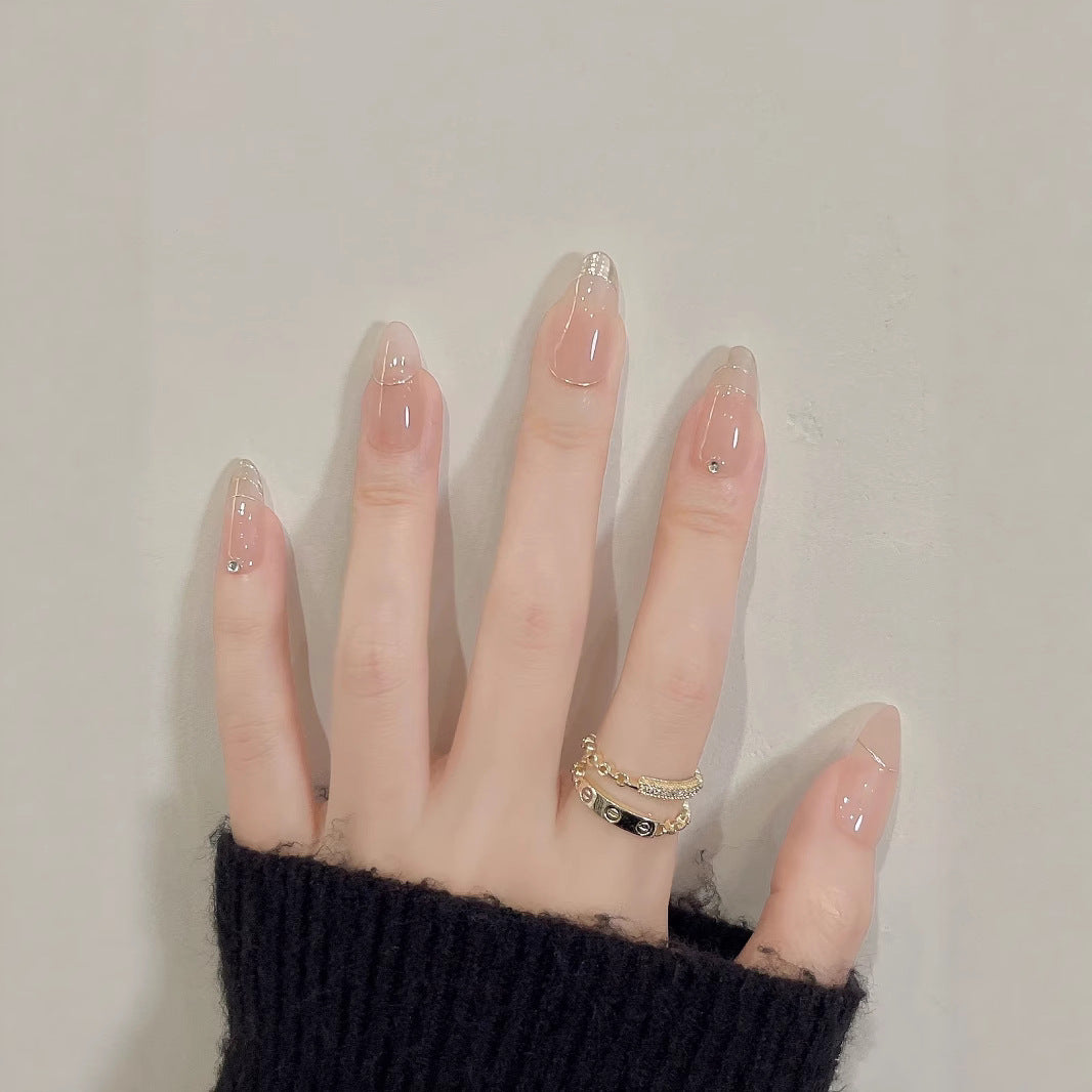 Elegantes Press-On Nagelkunst Set mit schicken French Tips und Edelsteindetails