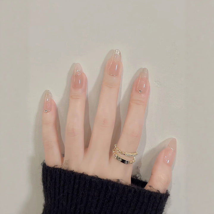 Elegantes Press-On Nagelkunst Set mit schicken French Tips und Edelsteindetails