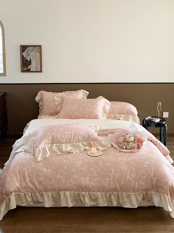 Romantische Rüschen-Bettgarnitur aus Baumwoll-Perkal mit floralem Jacquardprint