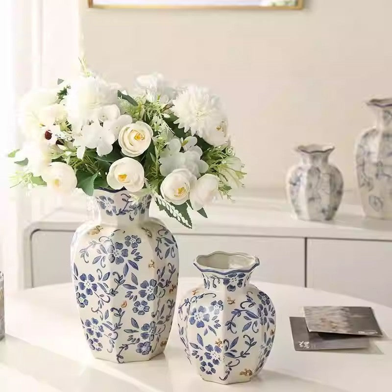 Handgefertigte Keramische Blumenvase mit gewelltem Rand nach dem Handbemalen