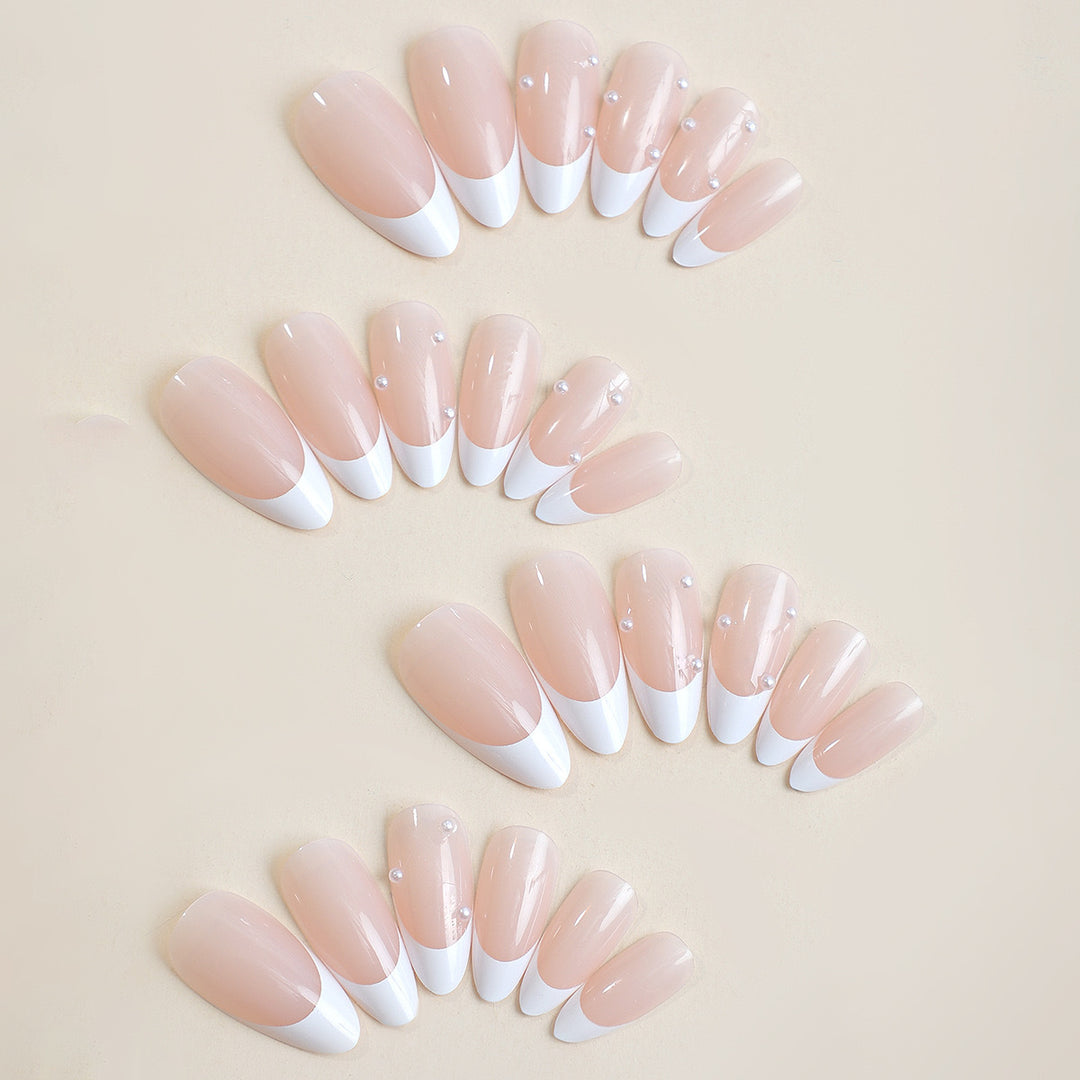 Kunstnagelset mit eleganten Spitzen und Perlenverzierungen Karnz