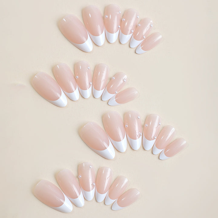 Kunstnagelset mit eleganten Spitzen und Perlenverzierungen Karnz