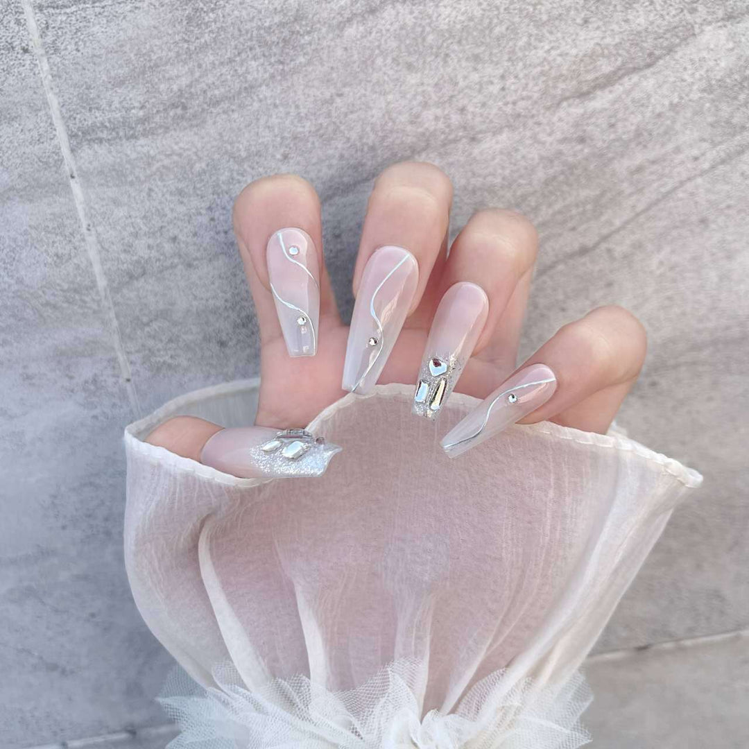 Elegantes Press-On-Nagelkunstset mit Juwelen und Glitzer